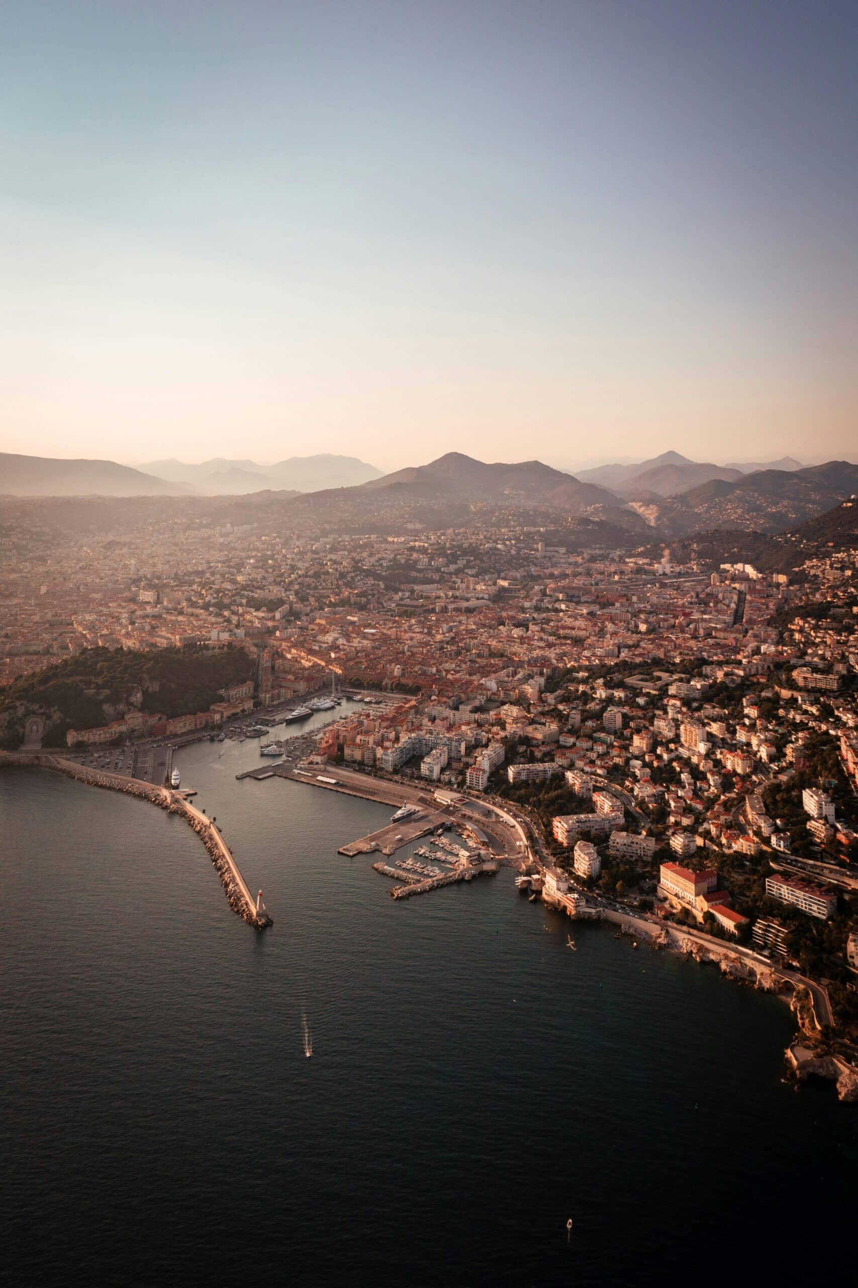 UAV-France-Marseille - Une Autre Voix Une vue aérienne du vieux-port de Marseille