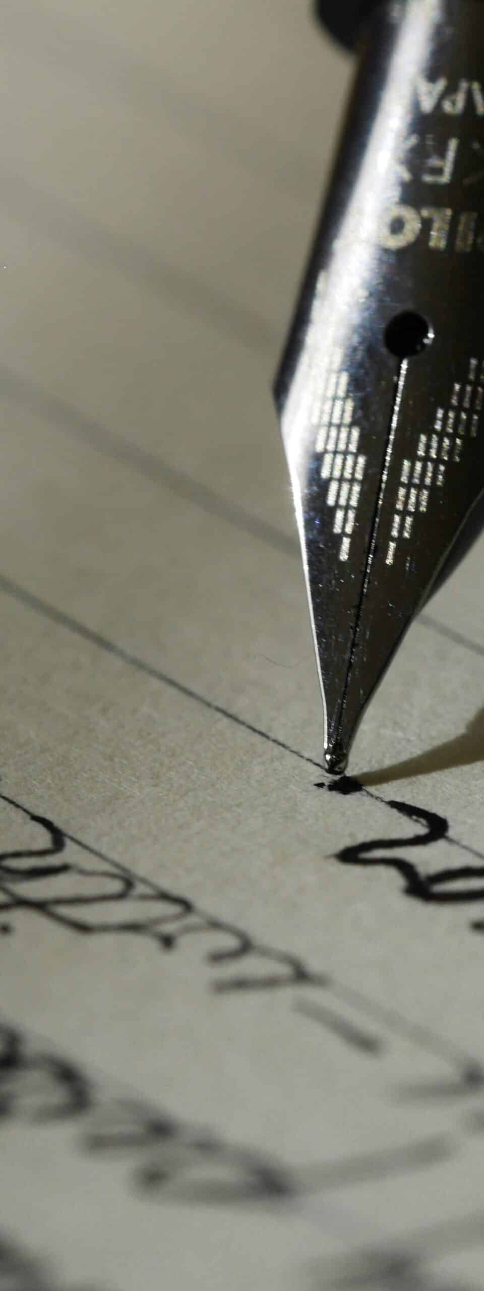UneAutreVoix-Catharsis-Ecriture - Une Autre Voix Une plume écrit quelque chose