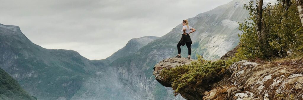 UneAutreVoix-MoralImmoral-Liberté - Une Autre Voix Une femme marche sur un rocher en altitude