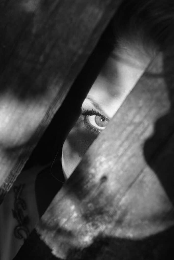 UneAutreVoix-MoralImmoral-RèglesEtablies - Une Autre Voix Une femme se cache
