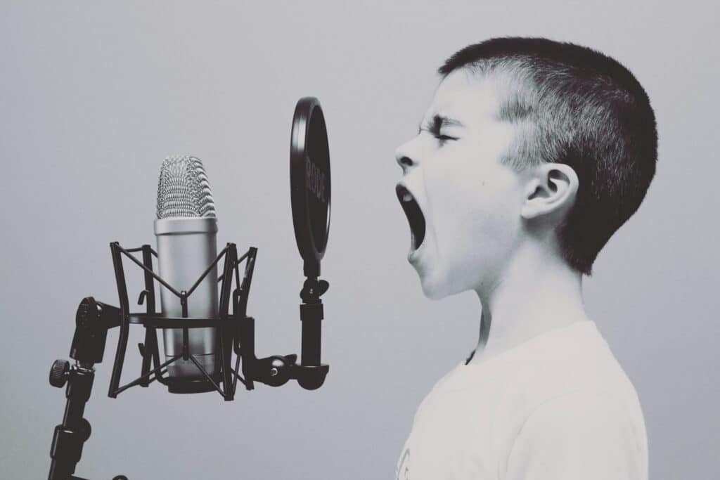 Voix - Une Autre Voix Un enfant criant face à un micro.