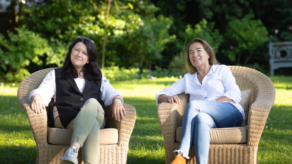 Malédicte et Valérie Gans - Une Autre Voix L'auteur Malédicte (à gauche) avec l'éditrice Valérie Gans (à droite)