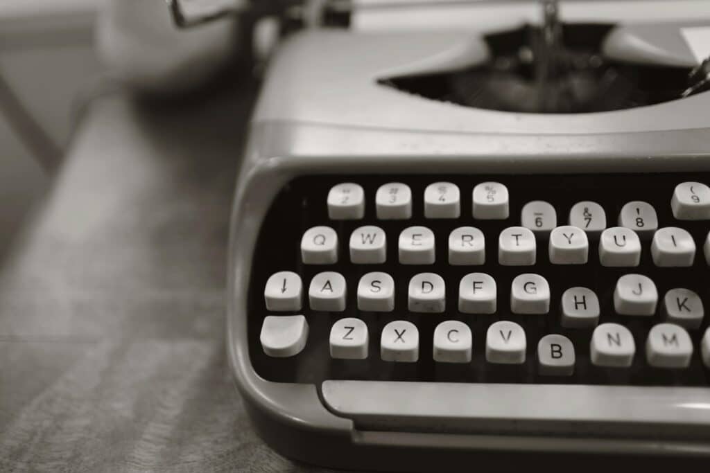 Une ancienne machine à écrire avec des touches enfoncées