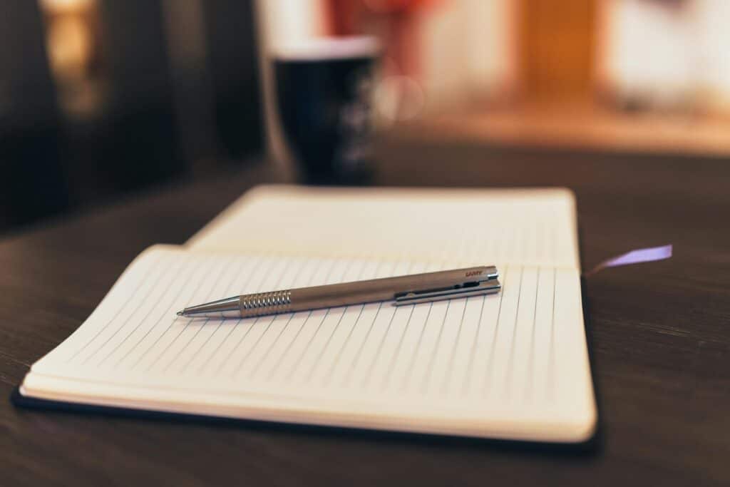 Une Autre Voix - Libre place à lécriture - Une Autre Voix un stylo se trouve sur un cahier ligné ouvert