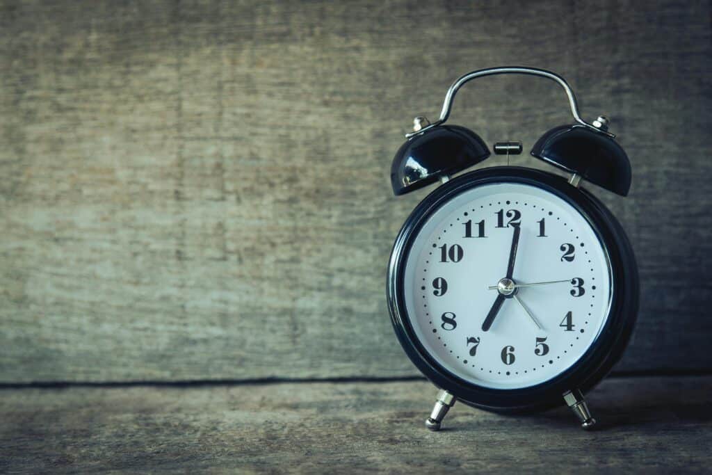 Une Autre Voix - Réveil matin - Une Autre Voix Un réveil matin sur un fond en bois