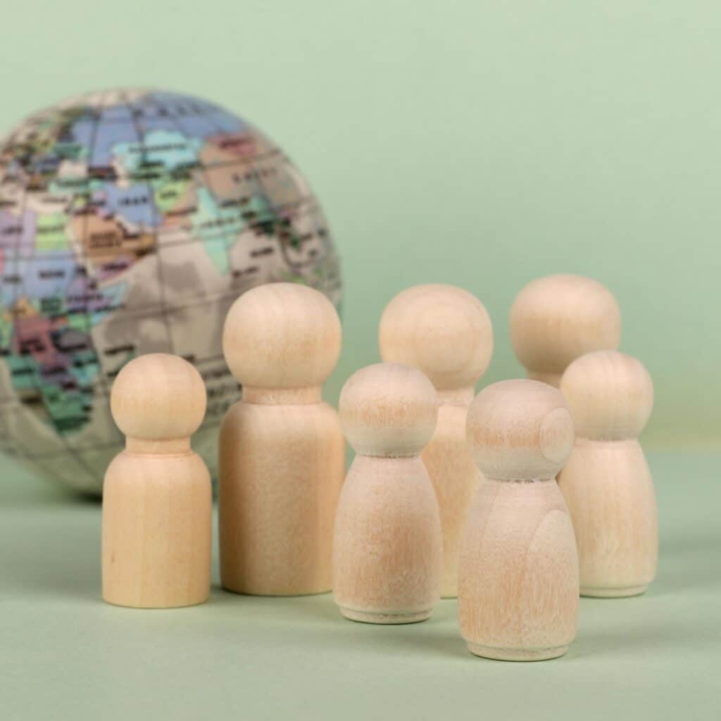 Une Autre Voix - tous ensembles 1 - Une Autre Voix Des pions, tous les mêmes, devant une map monde