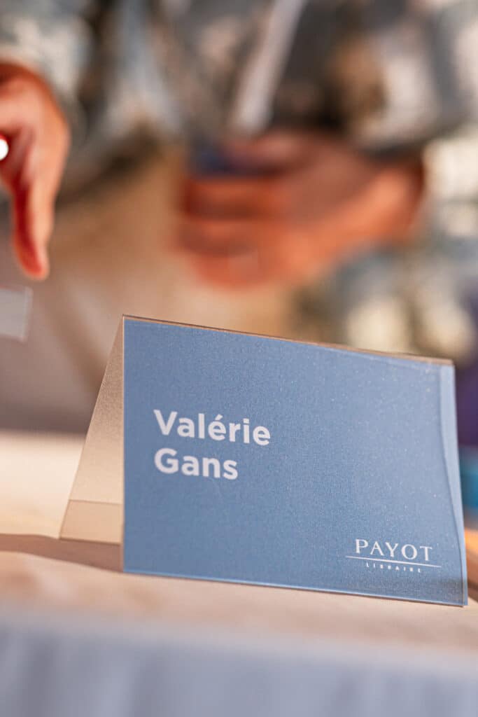 4N8A6545 - Une Autre Voix Un présentoir bleu sur lequel est écrit "Valérie Gans"