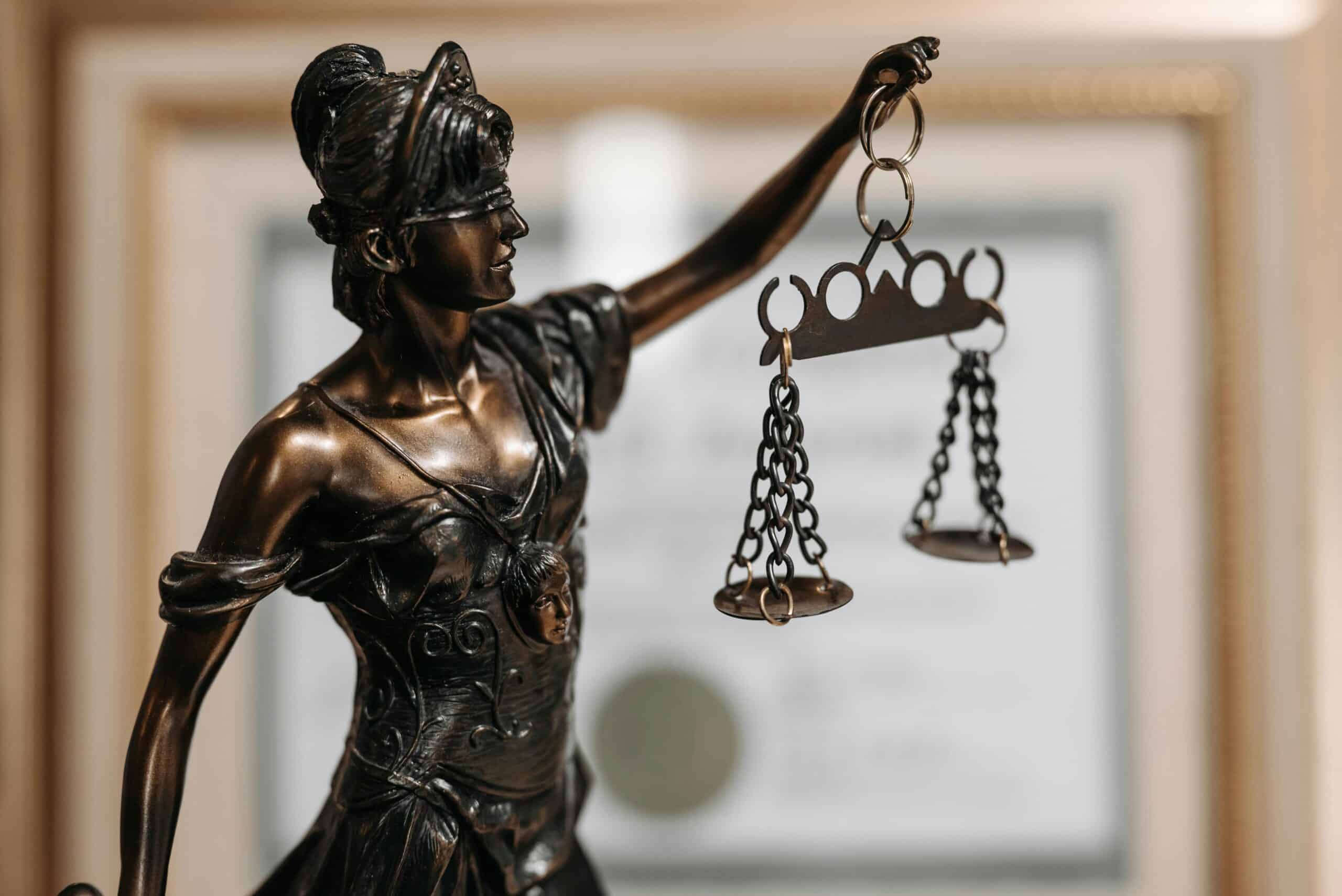 UneAutreVoix-Bedos-Justice - Une Autre Voix Une statue tient une balance