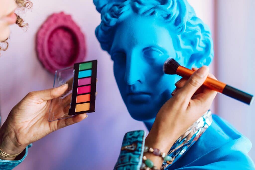 UneAutreVoix-Habiller-en-femme-Maquillage - Une Autre Voix Une statue bleue est en train d'être peinte