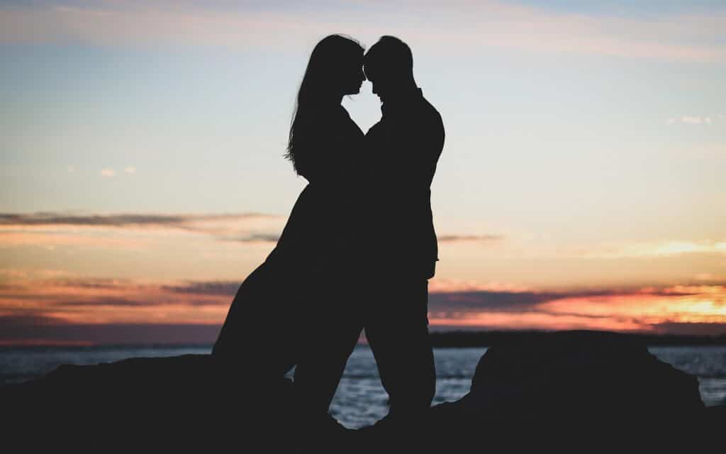 Un couple au coucher de soleil - Une Autre Voix Un couple est proche au coucher de soleil