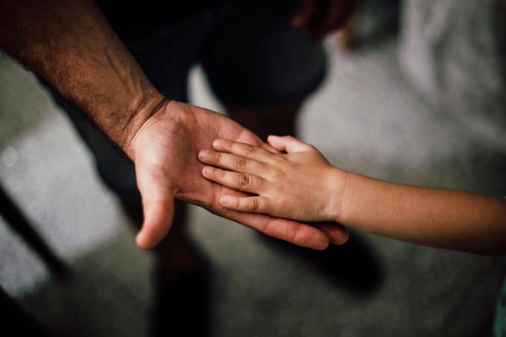 UneAutreVoix-Habiller-en-femme-Papa - Une Autre Voix La main d'un enfant dans celle de son papa