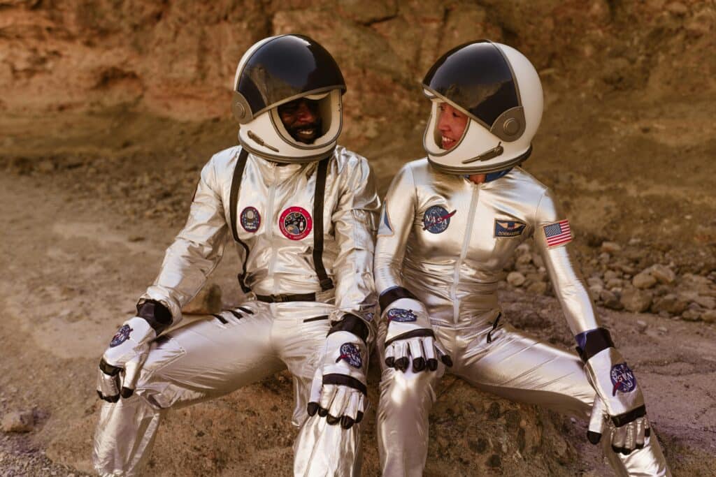 Deux astronautes se regardent et sont contents