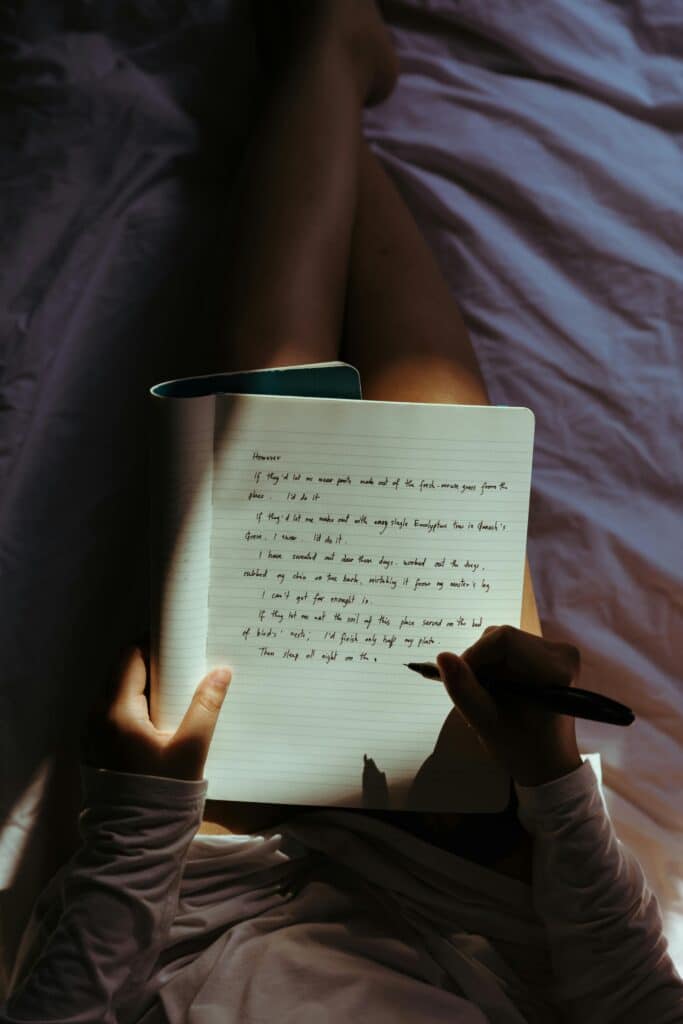 Ecrire un texte - Une Autre Voix Une femme écrit sur son carnet