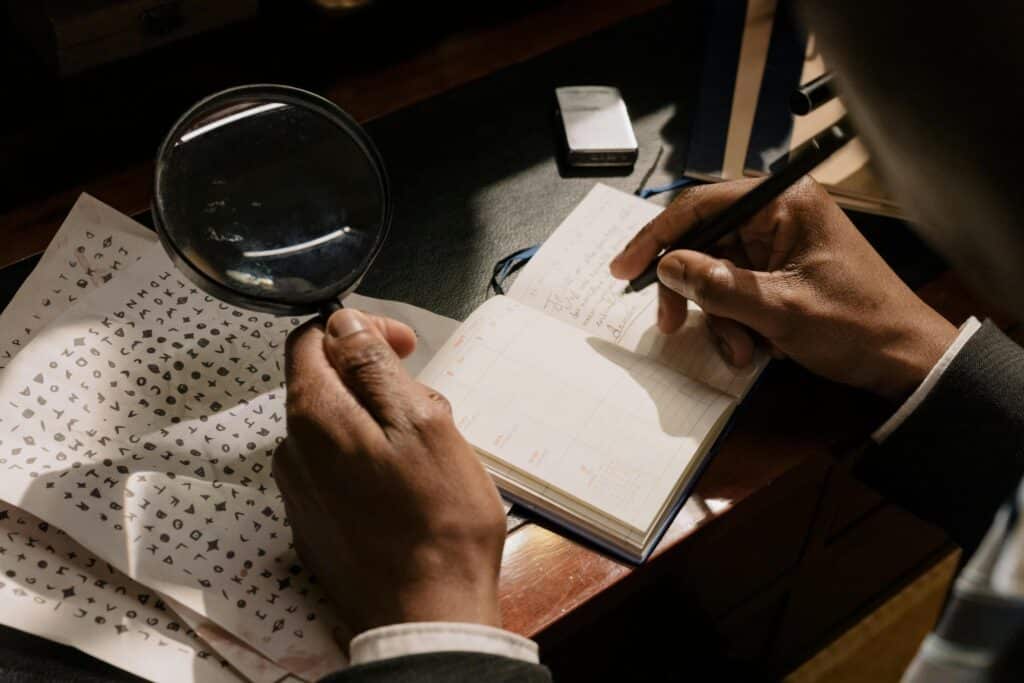Enquêter sur l'histoire - Une Autre Voix Une personne enquête avec une loupe et un livre