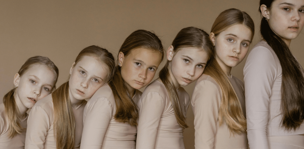 Ne pas être heureux - Une Autre Voix Des jeunes filles nous regardent d'un air triste