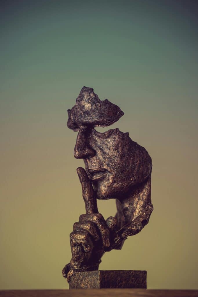 Le silence - Une Autre Voix Une statue a le doigt sur sa bouche