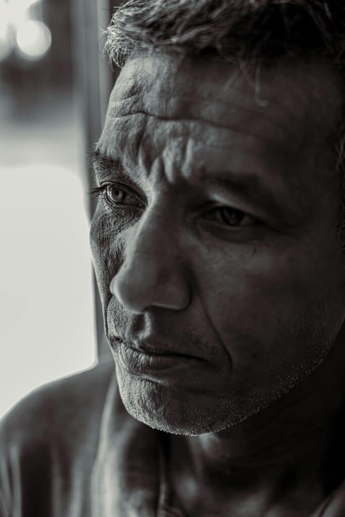Un homme réfléchit et semble être triste