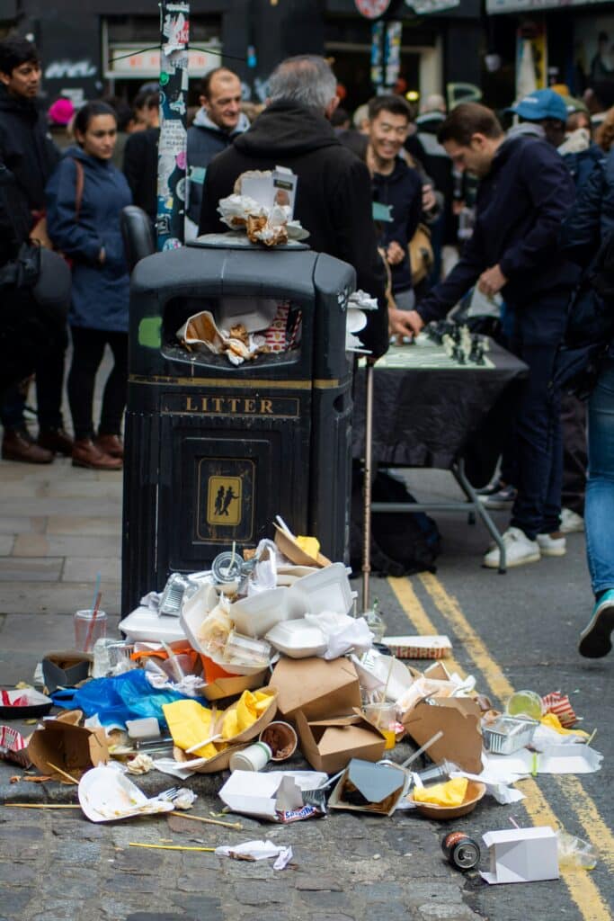 Surproduction des emballages - Une Autre Voix Une poubelle déborde de déchets