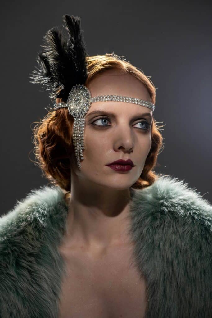 UneAutreVoix-Gatsby-Analyse-Femme - Une Autre Voix Une femme habillée dans un style année 1930 regarde à droite