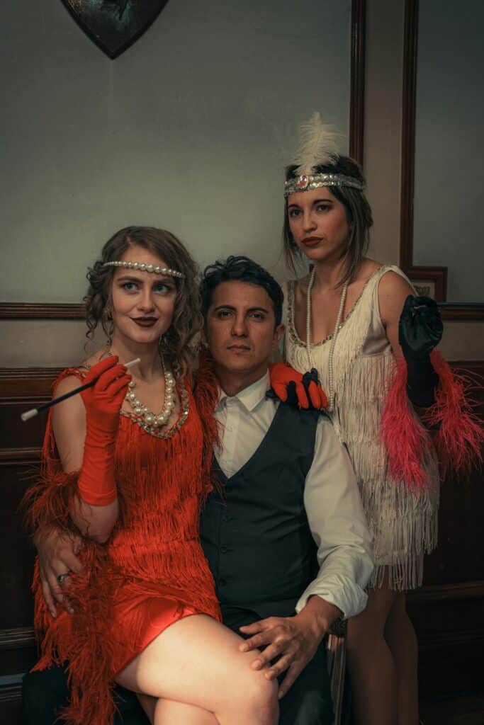 UneAutreVoix-Gatsby-Analyse-Groupe - Une Autre Voix Trois personnes habillées dans un style années 1930 prennent la pose