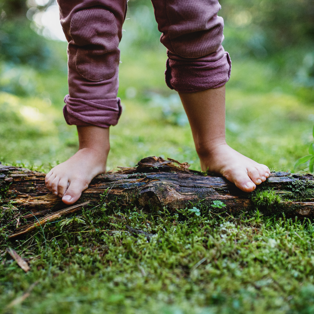 UneAutreVoix-Raiponce-Ancrage - Une Autre Voix Un enfant est debout sur un bout de bois au sol, les pieds nus