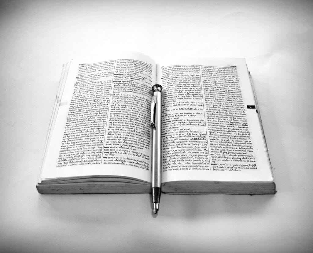 UneAutreVoix-Symbolisme-Livre - Une Autre Voix Un livre en noir et blanc avec un stylo dessus