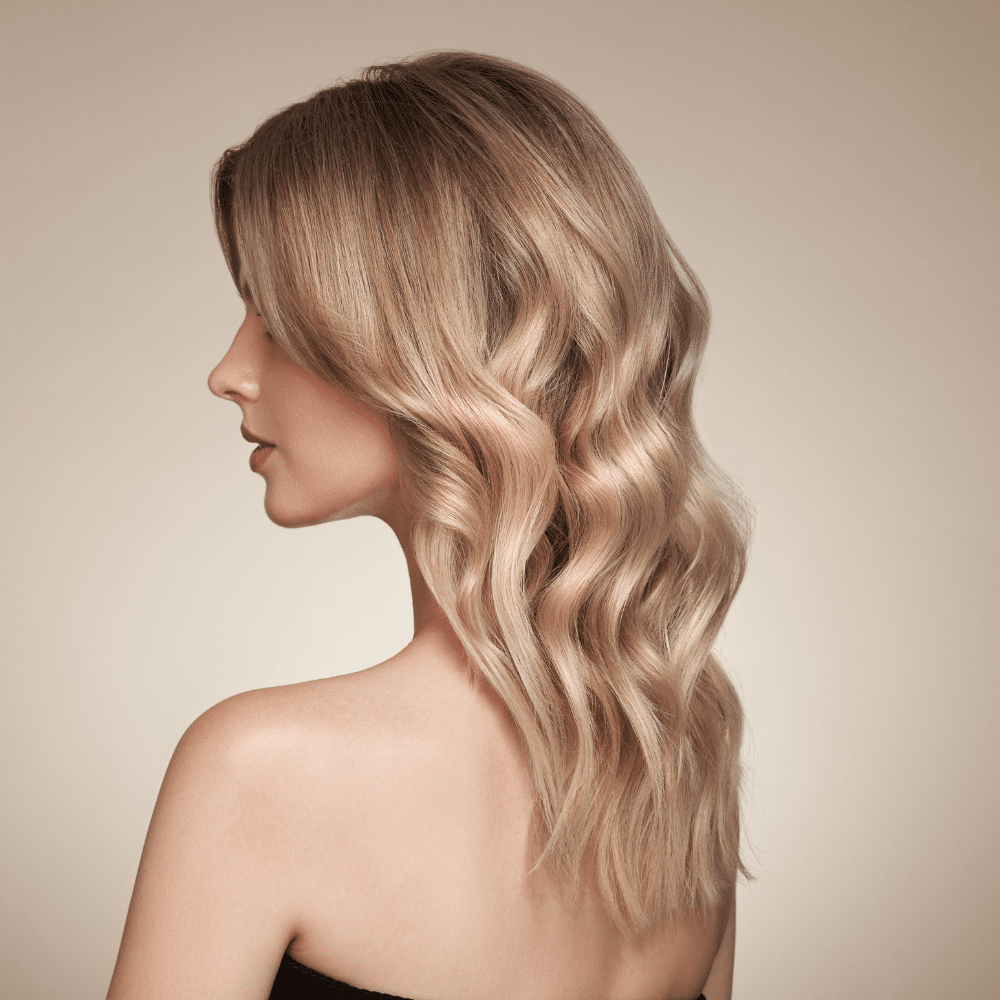 Une belle femme avec de longs cheveux blonds - Une Autre Voix Une belle femme avec de longs cheveux blonds