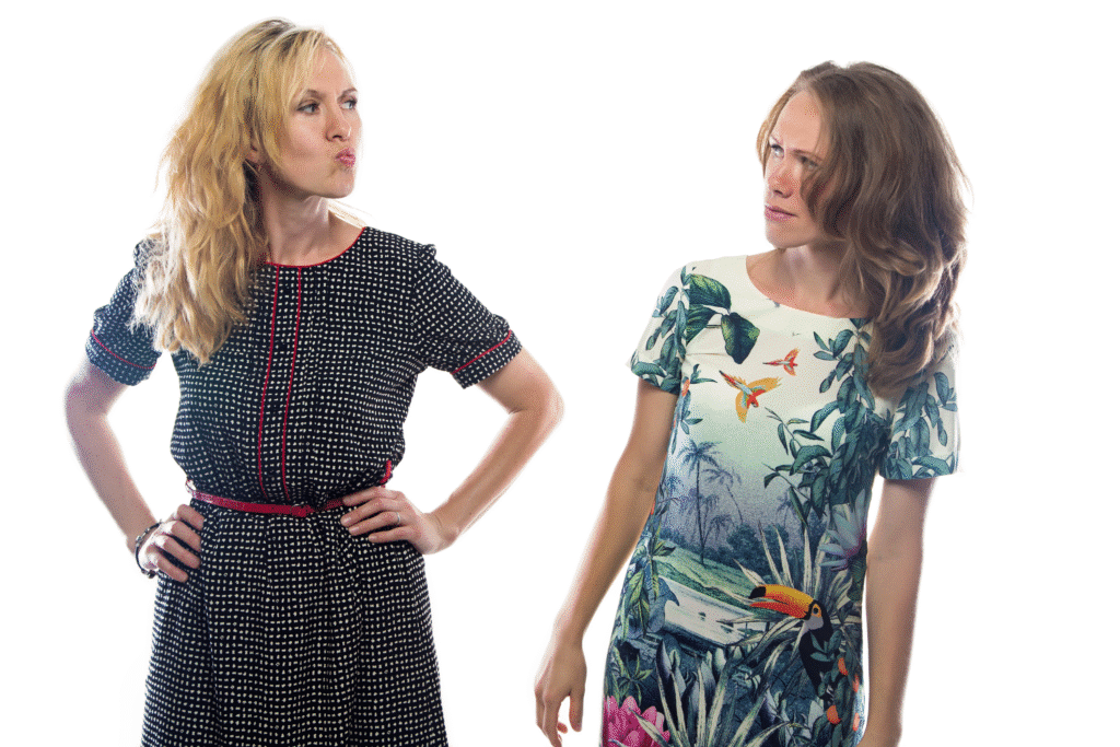 Deux femmes sont en colère - Une Autre Voix Deux femmes sont en colère