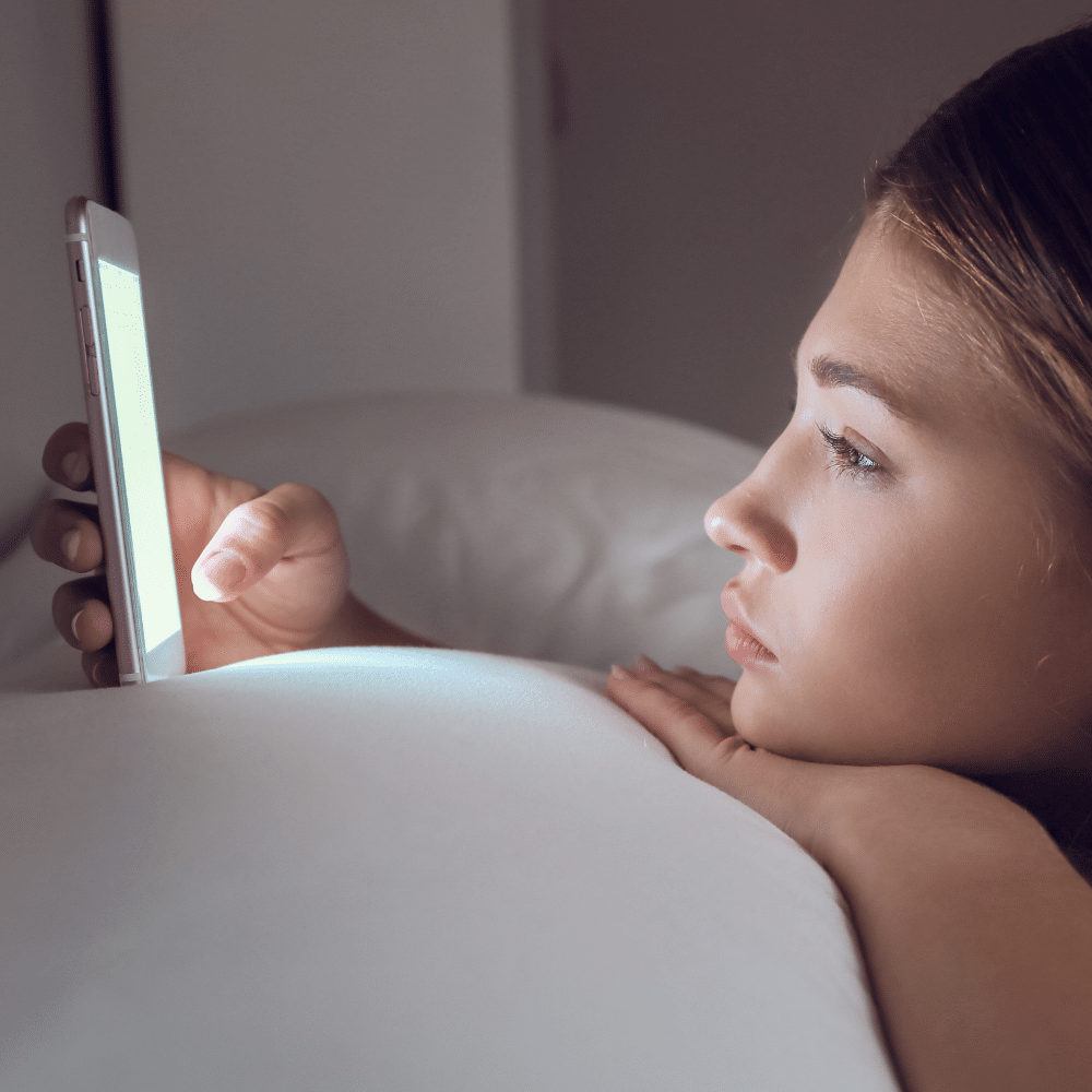 UneAutreVoix-RomeoJuliette-Scrolling - Une Autre Voix Une femme scrolle sur son téléphone